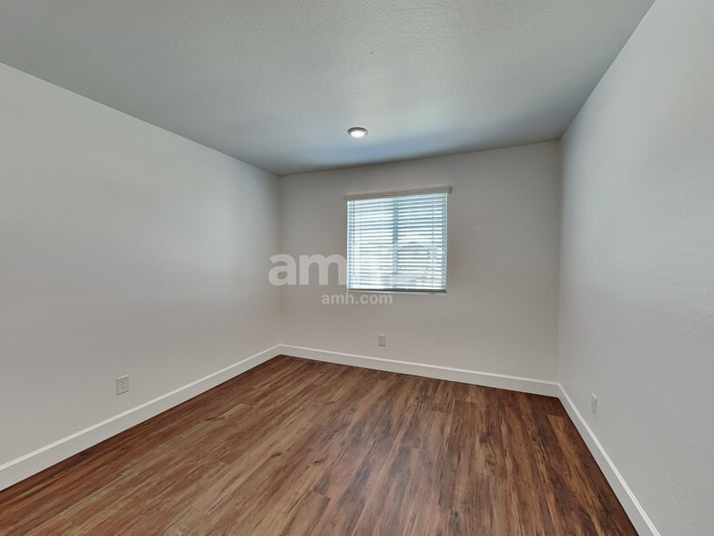 Building Photo - 17129 W Golden Ln