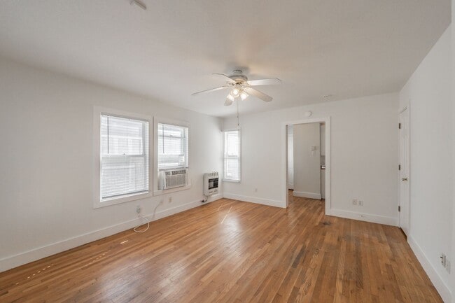 Building Photo - Efficiency apartment in the Historical Fairmount District!