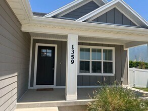 Building Photo - Beautiful Home Built in 2024, Upstairs