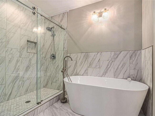 Building Photo - 3590 Cloudland Dr