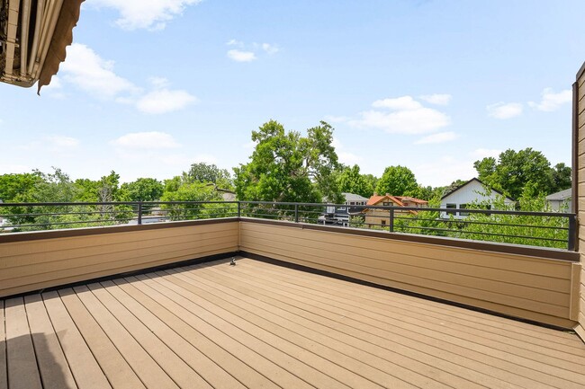 Building Photo - LUX 4BD, 5BA SloHi Home with Finished Base...