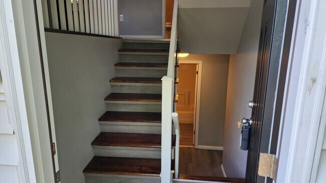 Building Photo - Nice Split Level Home- Ready for you to Call Home Today!