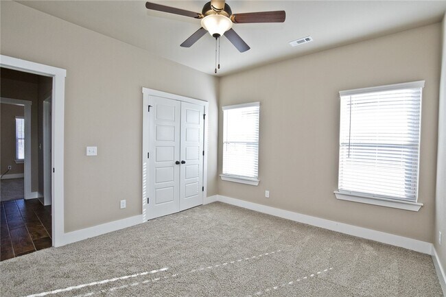 Building Photo - 2629 N Justin Dr