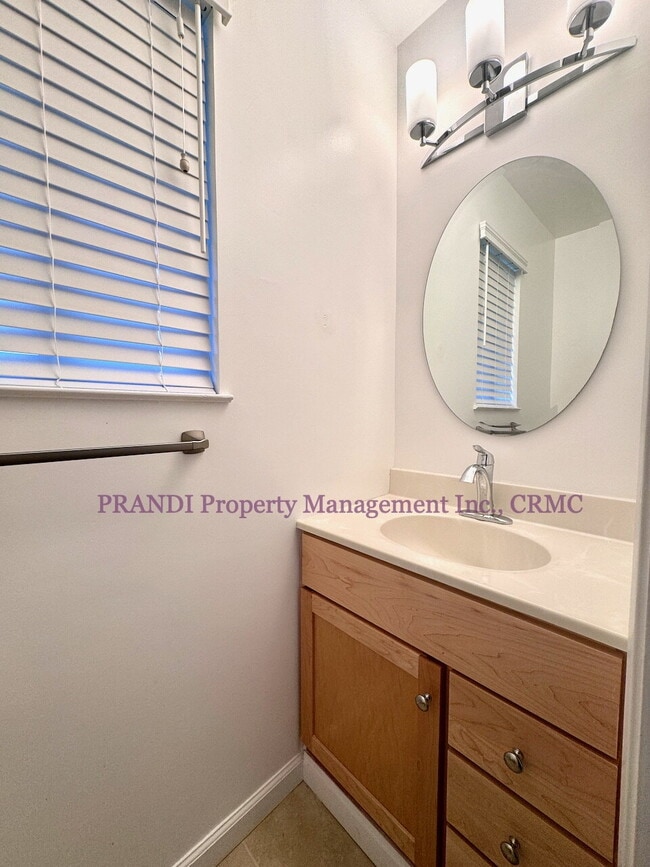 Building Photo - Updated Towhome with Washer/Dryer, Near Pa...