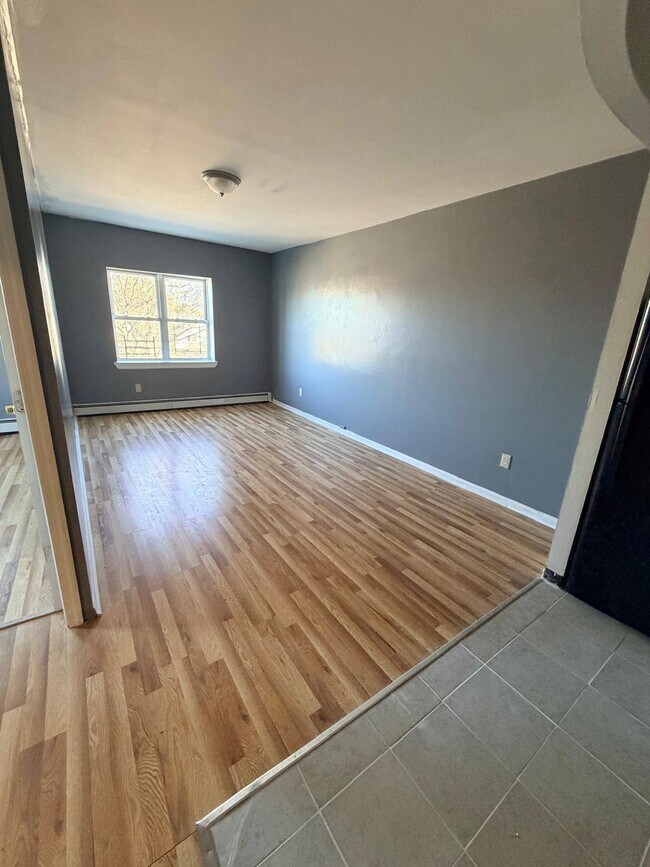 Building Photo - 392 Montauk Ave.