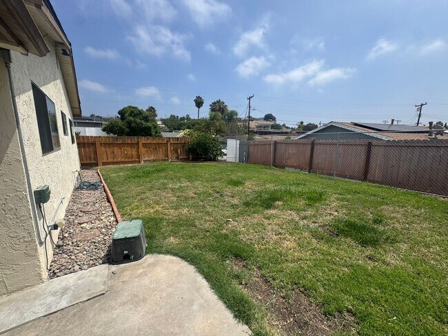 Building Photo - Remodeled 3 Bedroom, 1.5 Bathroom Home in Central Spring Valley