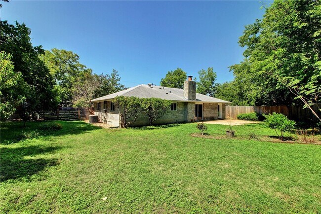 Building Photo - 900 Aurora Cir
