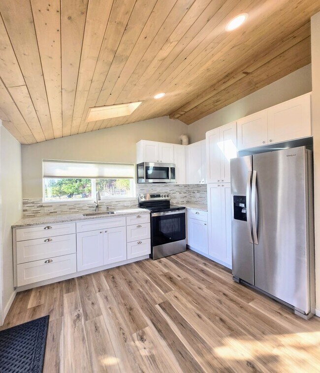 Building Photo - Newly Remodeled 2 Bedroom Home & ADU For R...