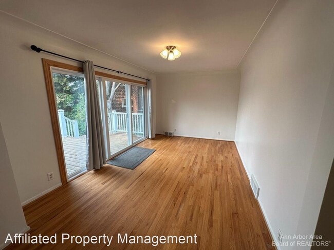 Building Photo - 3 br, 2 bath House - 3330 Lexington Rd