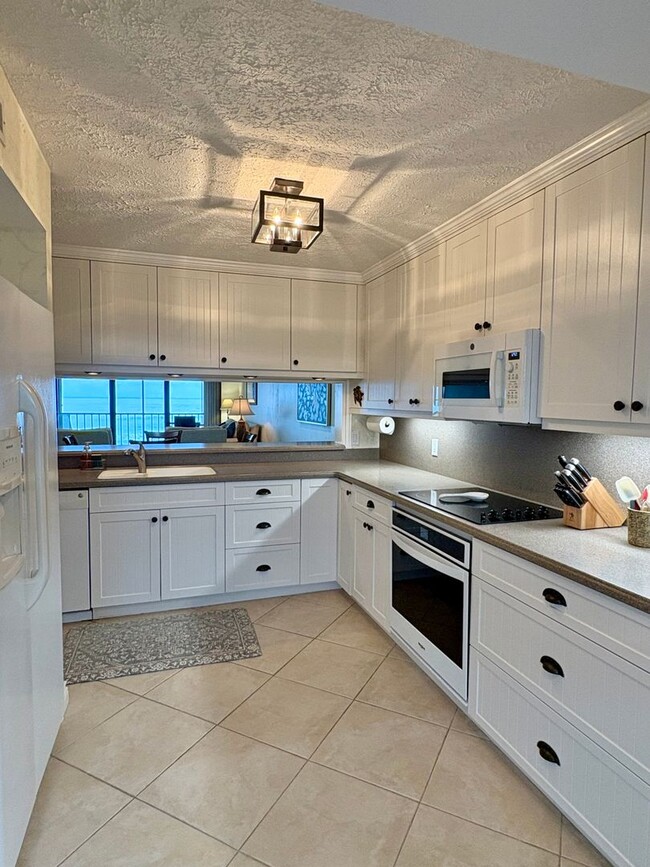 Building Photo - Direct Oceanfront 2/2 Condo in Stuart!