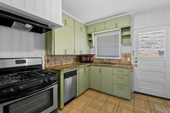 Building Photo - 301 E 34th St