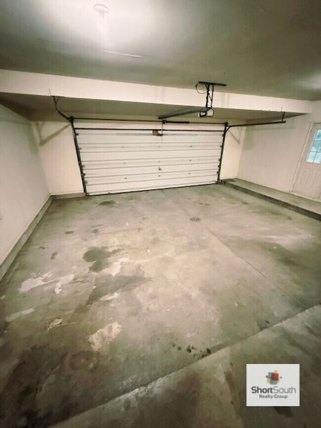Building Photo - Byron Center updated 4 bed 3 bed house wit...