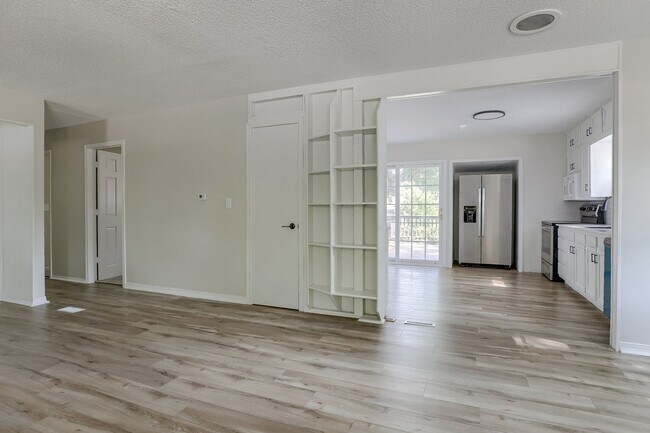 Building Photo - Charming 3-Bedroom Omaha Home with Finishe...
