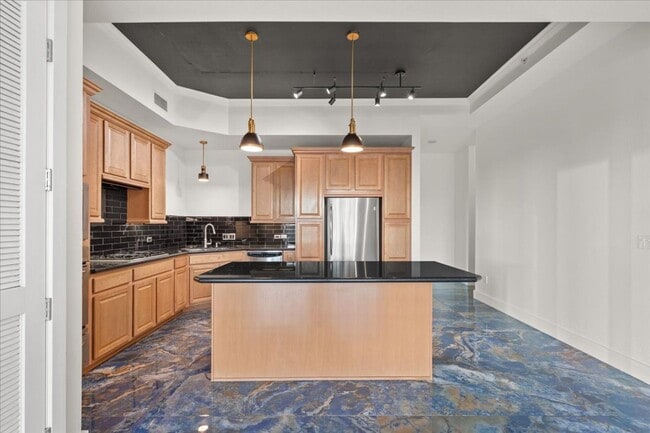 Building Photo - Fabulous Highrise Condo with Stripe Views!