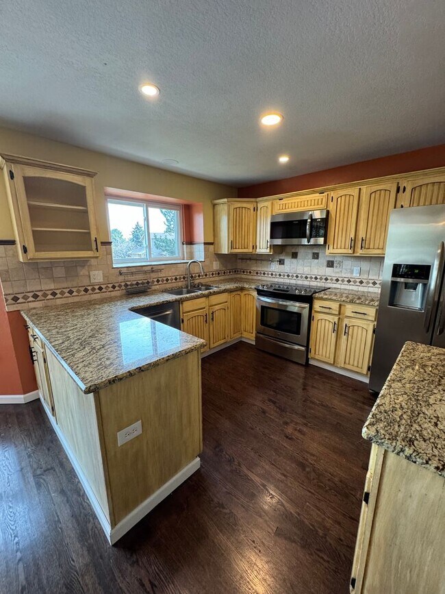 Building Photo - 5 Bedroom Home in Broadmoor Bluffs