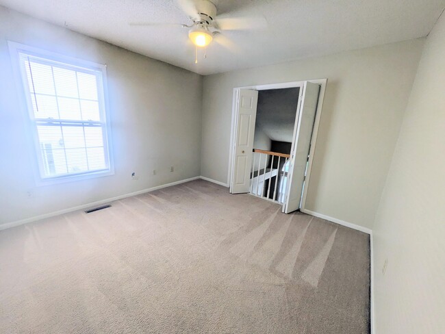 Building Photo - 32 N Cedar Lake Dr W