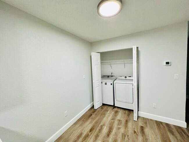 Building Photo - ? Charming 1/1 Condo in Resort-Style Community with Pool & Gym