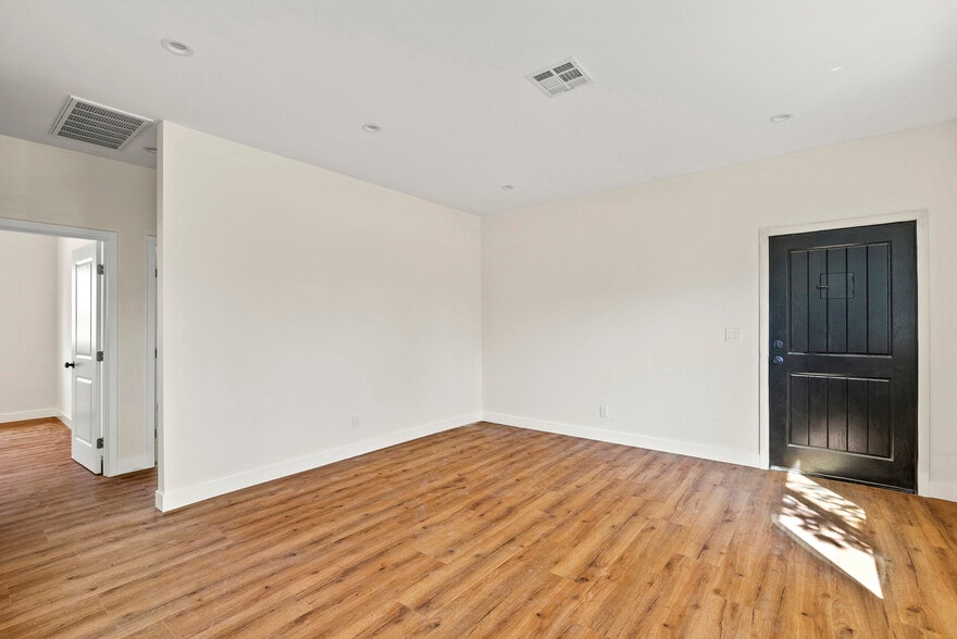 Building Photo - 3043 S Bronson Ave