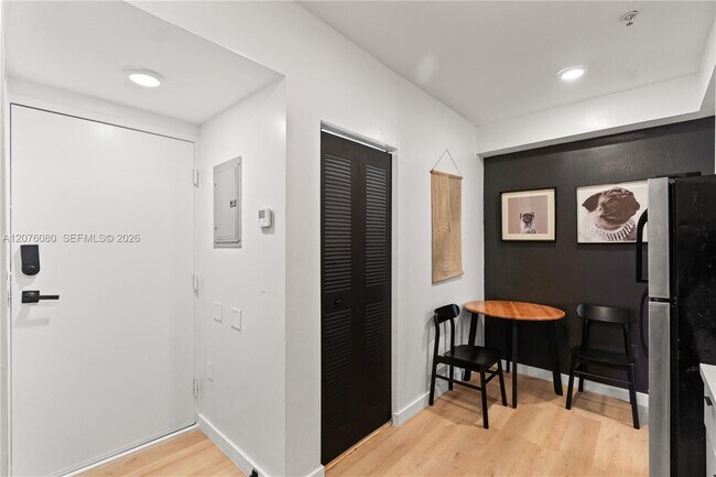 Building Photo - 810 7th St