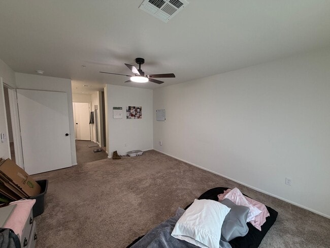 Building Photo - 3 BEDROOM HOME IN DESERT SKY!