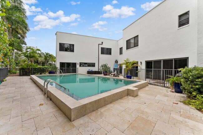 Building Photo - 1121 Bel Air Dr