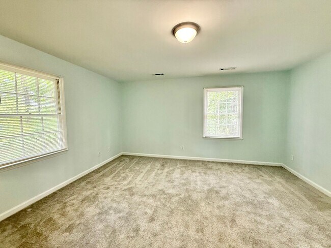 Building Photo - **OFFERING RENT PROMOTION FOR FIRST 6 MONT...