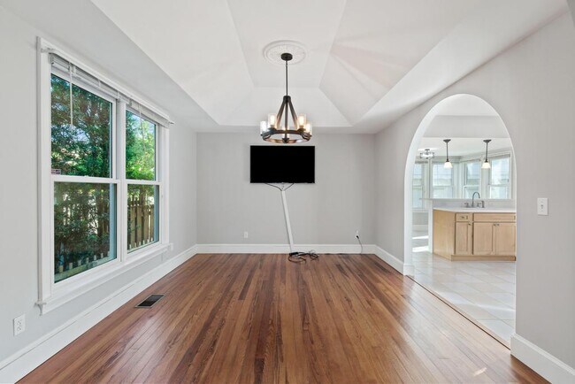 Building Photo - 313 St George St