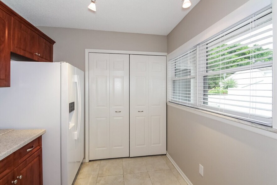 Building Photo - 825 Waterside Ln