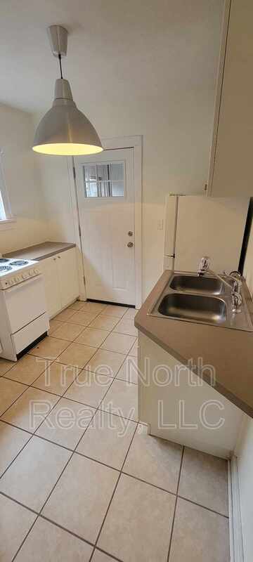 Building Photo - 1683 1/2 Oak Street