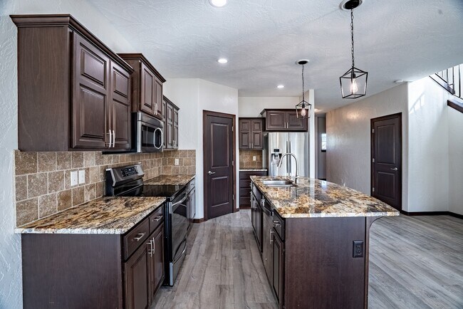 Building Photo - 6649 N Madellaine Dr