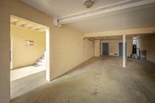 Building Photo - 2421 Beachview Dr