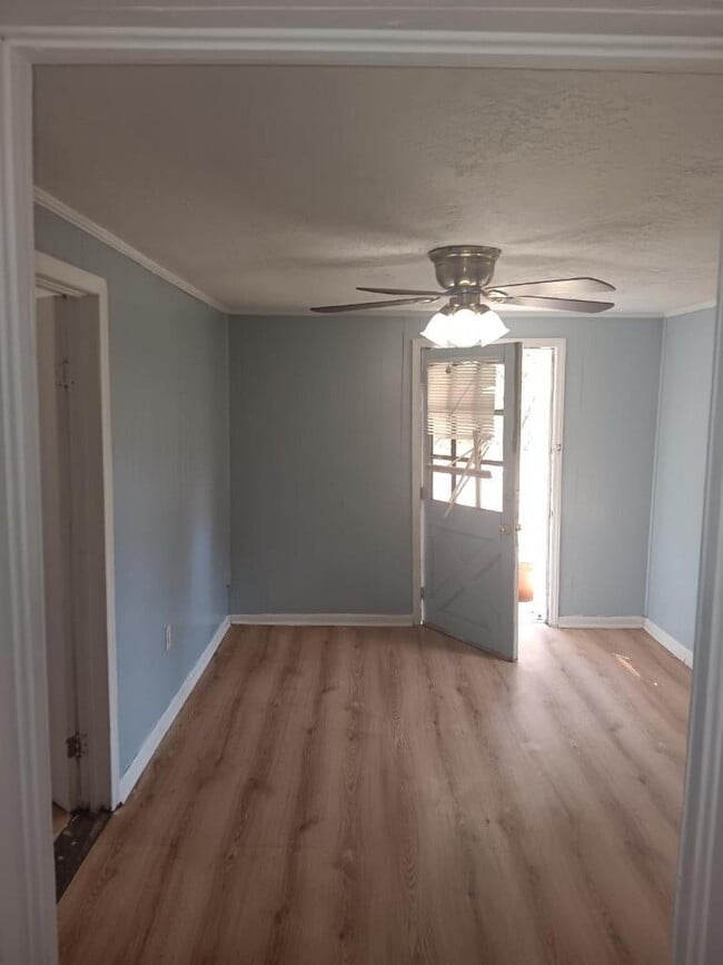 Building Photo - 2 bed 1 bath - Welcome to 409 Campbell Street