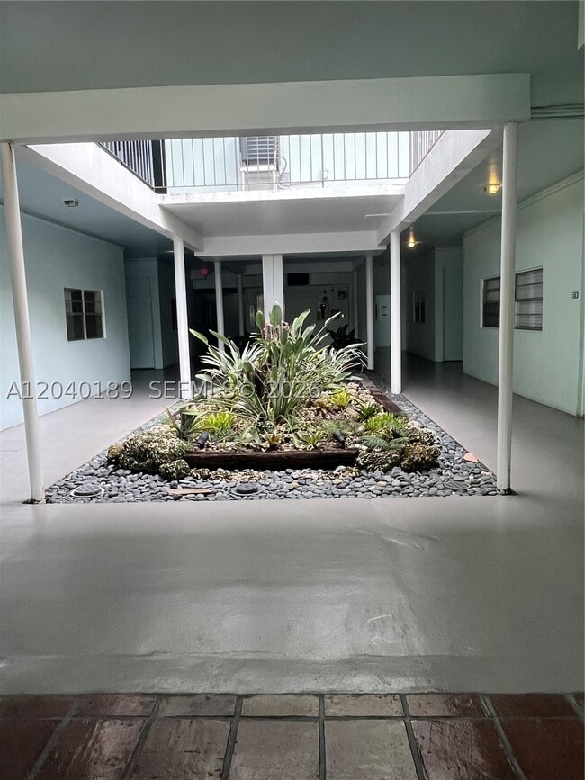 Building Photo - 2539 S Bayshore Dr