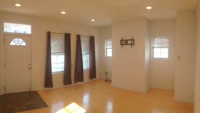 Building Photo - Southside Slopes - Amazing views of Downtown - Off-street parking