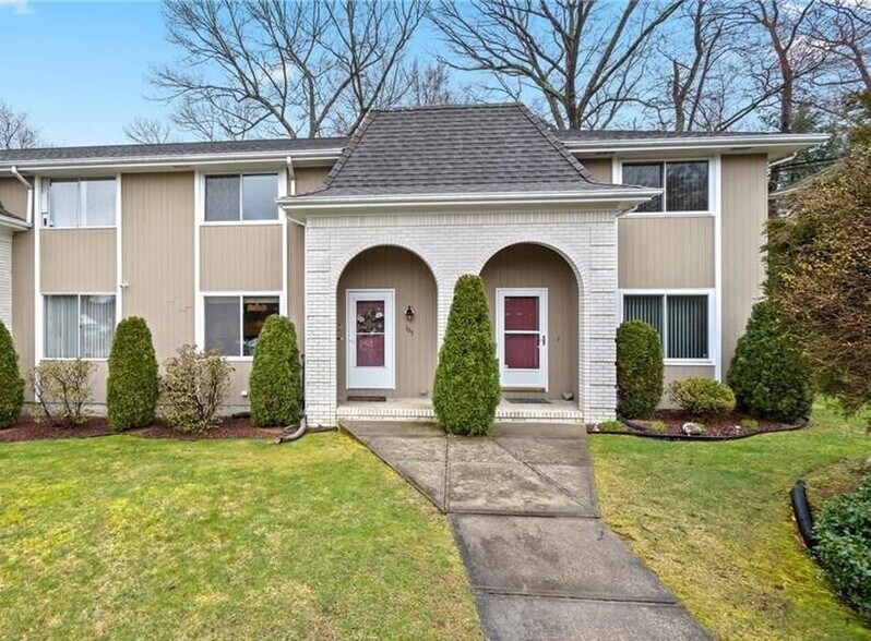 Primary Photo - 105 Woodside Dr