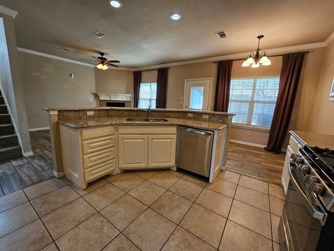 Building Photo - 607 NE Ave E Pl