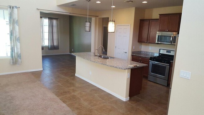 Building Photo - Beautiful 5 bed 3 bath home in Ocotillo Waters