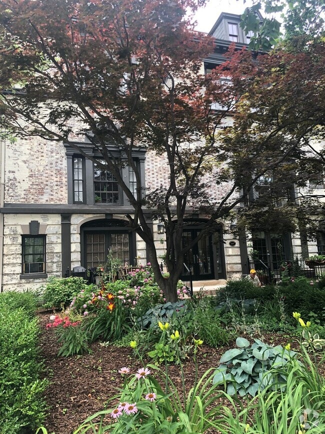 Building Photo - Dupont Circle/Logan Circle One Bedroom Wit...