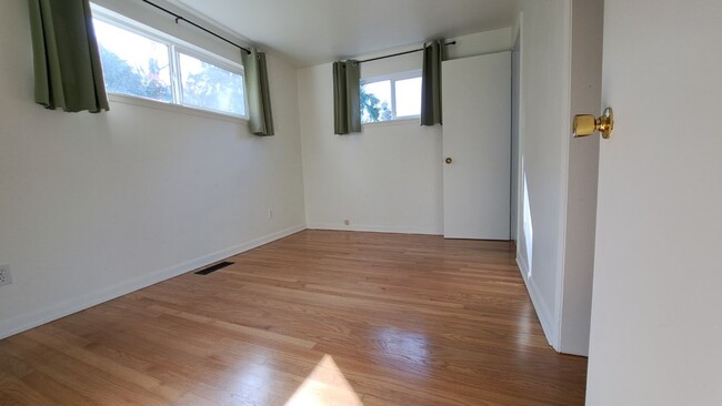 Building Photo - 3Bd/2Ba Seattle House