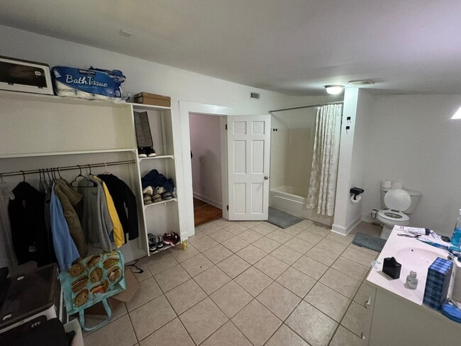 Building Photo - Cute Downtown 2 Bedroom Cottage!