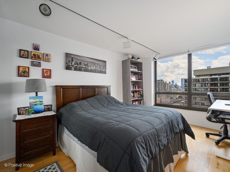 Building Photo - 2020 N Lincoln Park W