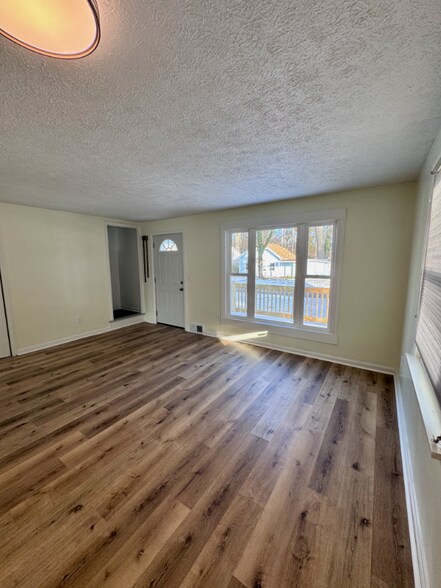 Building Photo - 196 S Point Dr