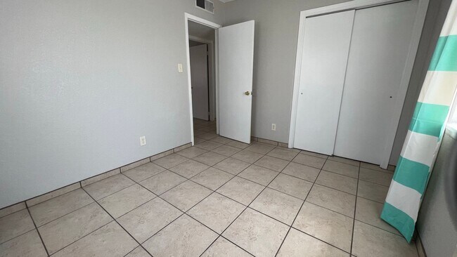 Building Photo - Beautiful home with 2 kitchens and 3 bedrooms and 2 bathrooms