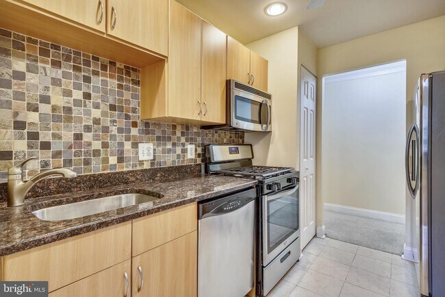 Building Photo - 1952 Kennedy Dr