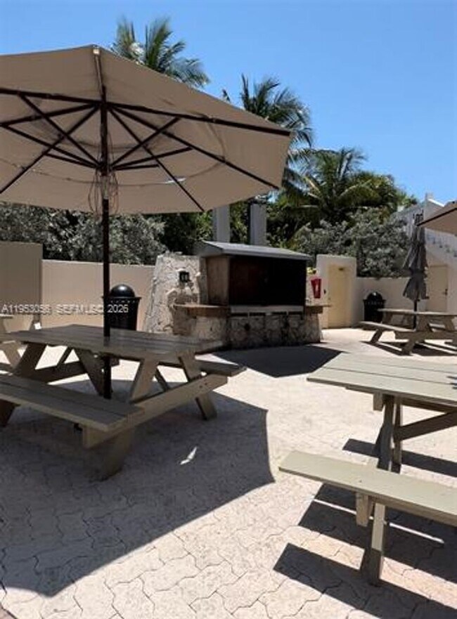 Building Photo - 1111 Crandon Blvd