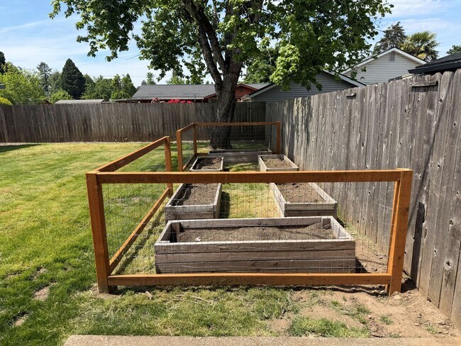 Building Photo - Updated 2 bedroom 1 bath duplex!