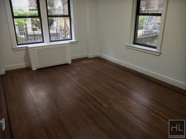 Building Photo - 25 W 68th St