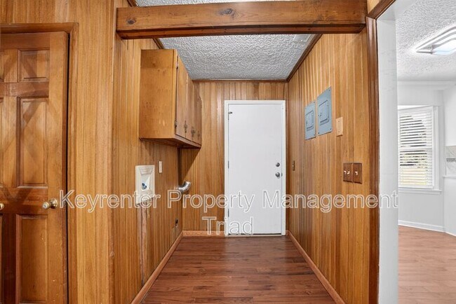 Building Photo - 5108 Lakeshore Ct