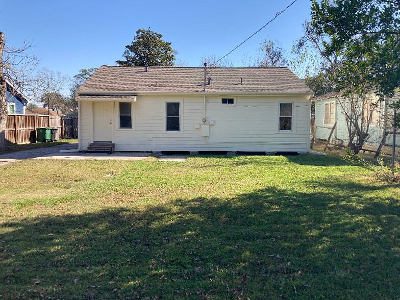 Building Photo - 10221 Silvercrest St