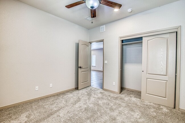 Building Photo - Beautiful 3 bed-2 baths with Casa Club/Gym...